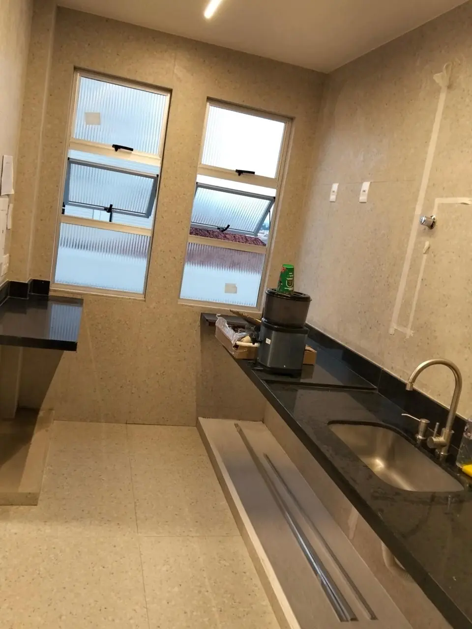 Cozinha com bancada e revestimentos