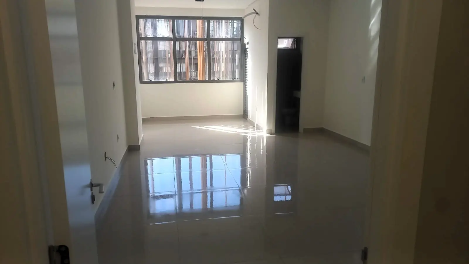 Ambiente interno com piso finalizado