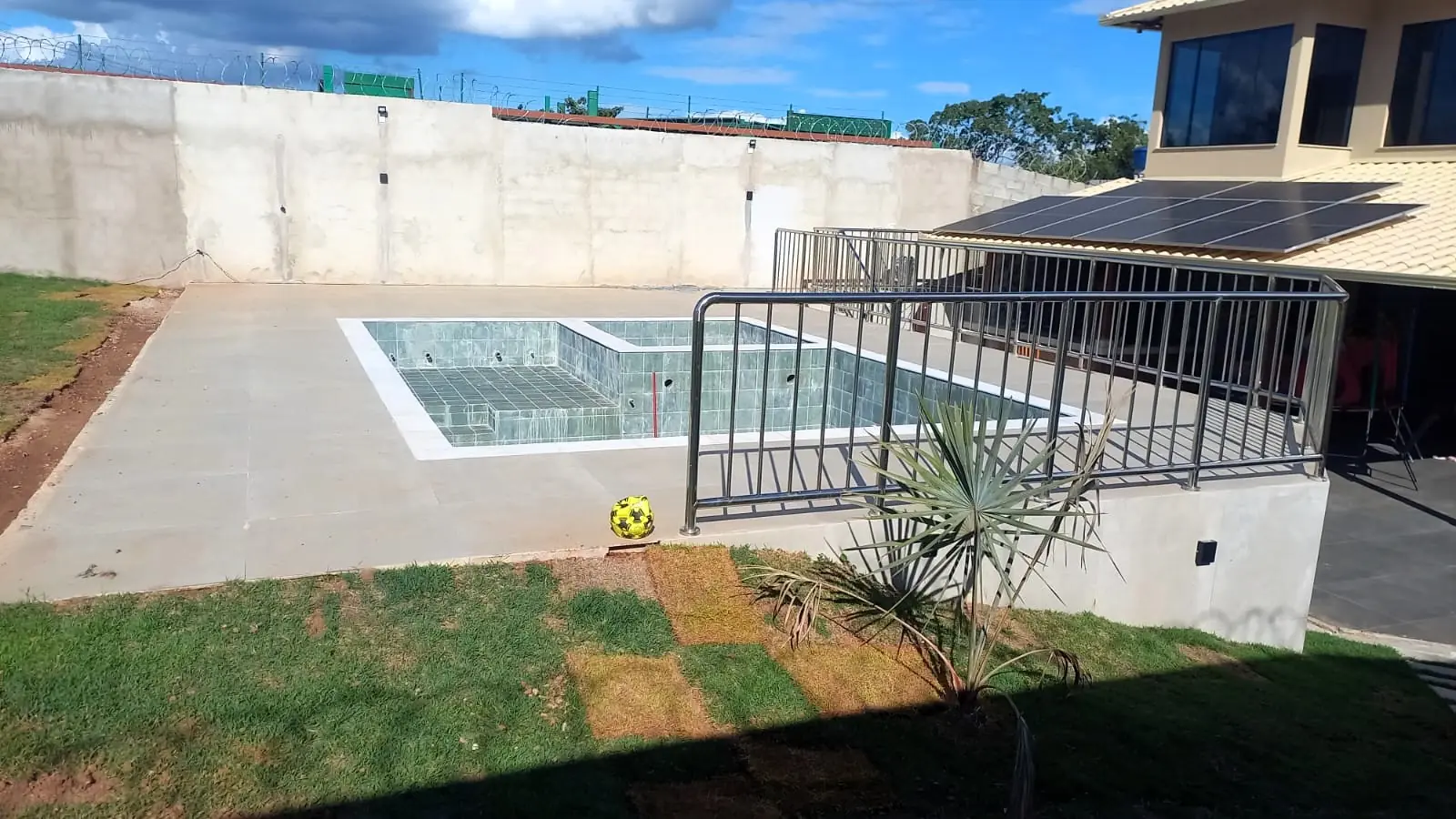 Área externa residencial com piscina