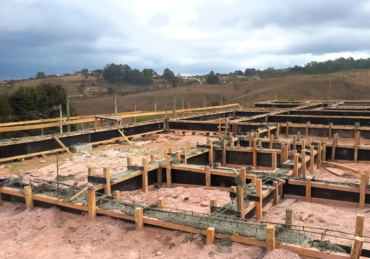 Fundação e formas em obra