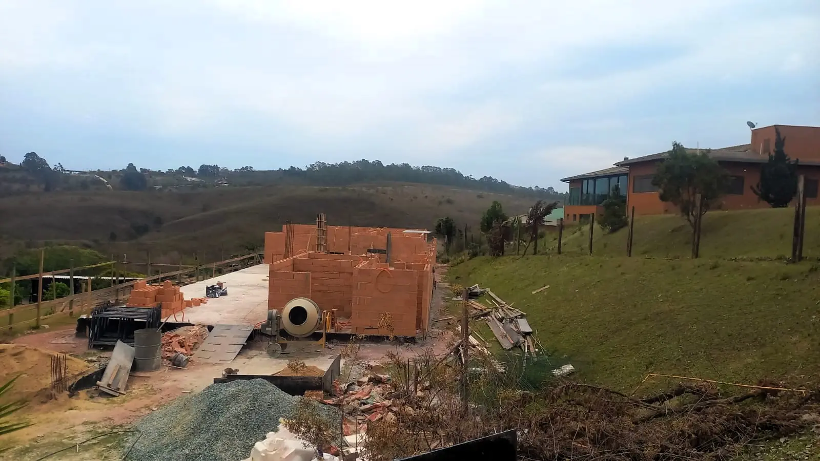 Obra residencial em fase de alvenaria