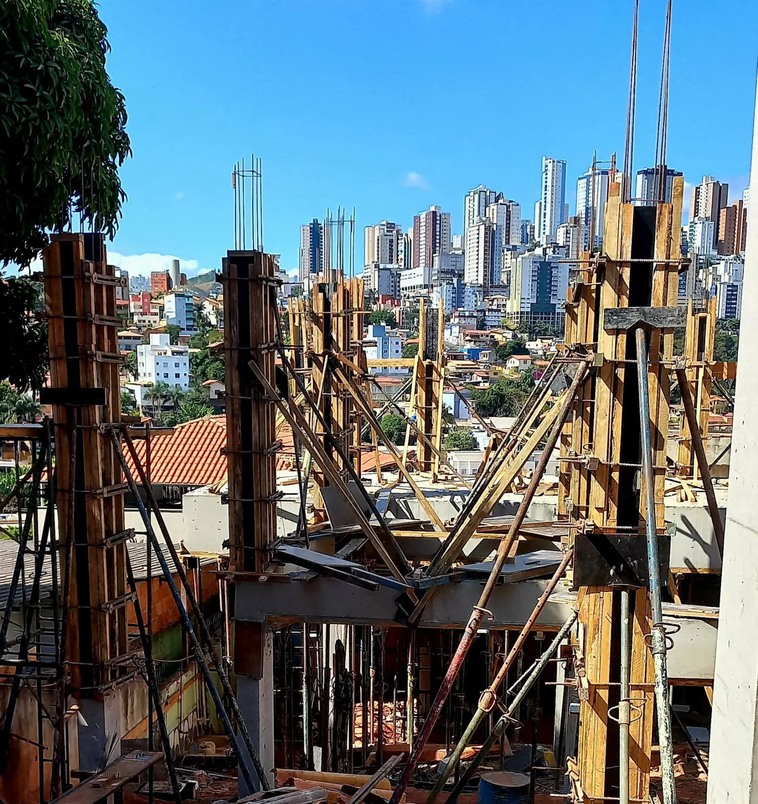 Pilares e formas em etapa estrutural