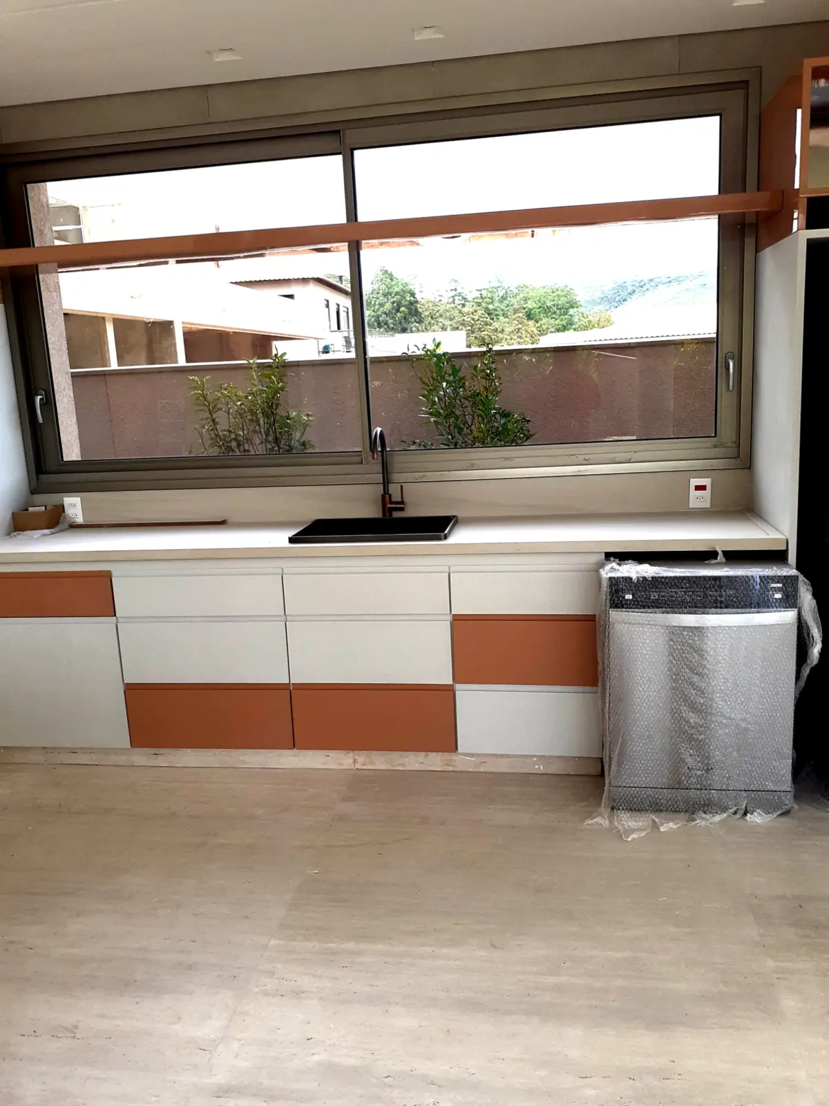 Cozinha em reforma com bancada e revestimentos em execução